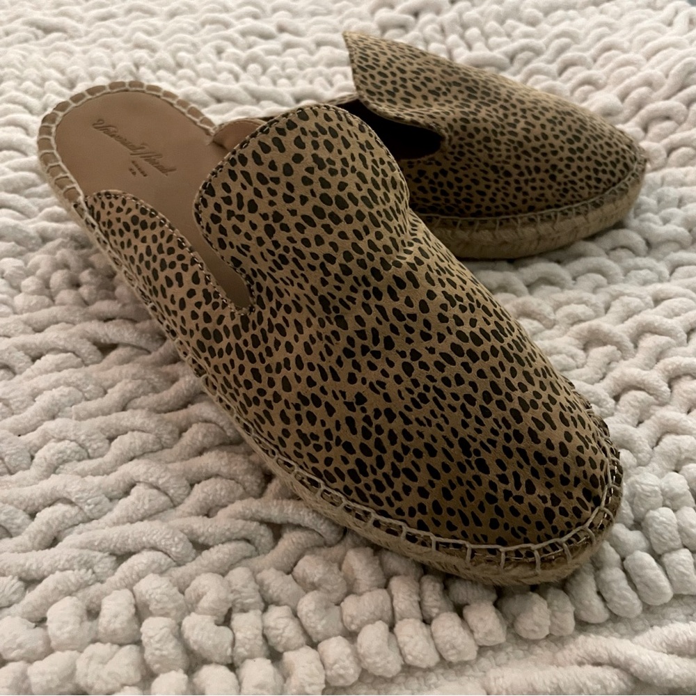 3/$35 ✨ UNIVERSAL THREAD Cheetah print mules